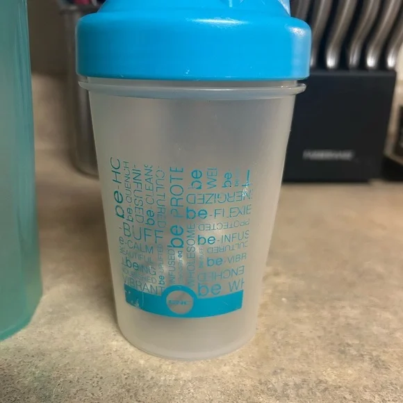 4 Blender Bottles with 3 Blender Balls EUC - Picture 5 of 6